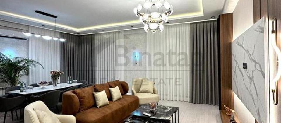 Təhsil Nazirliyinin yanında 3 otaqlı mənzil satılır/139 kv.m.