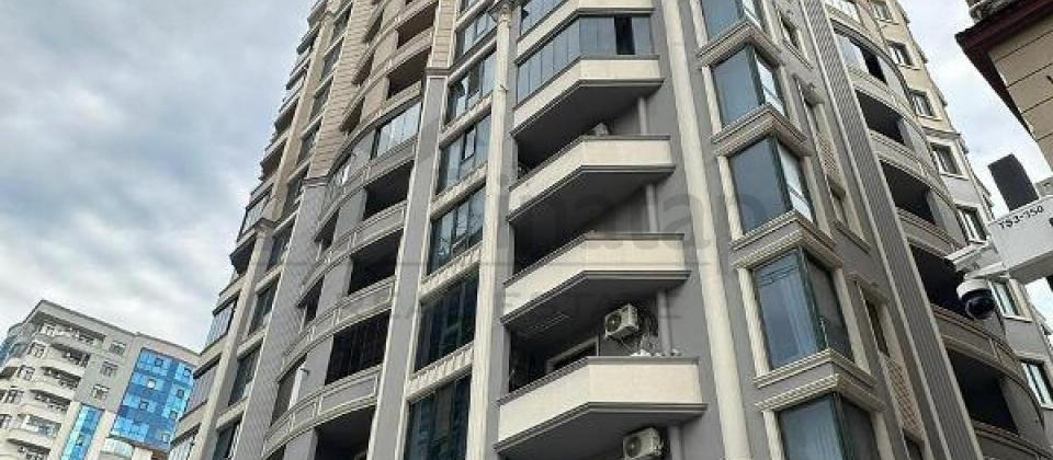 Satilir 4 otaqli menzil satilir/175 kv.m., Koala ve Koroglu parklarinin yaninda yerlesir