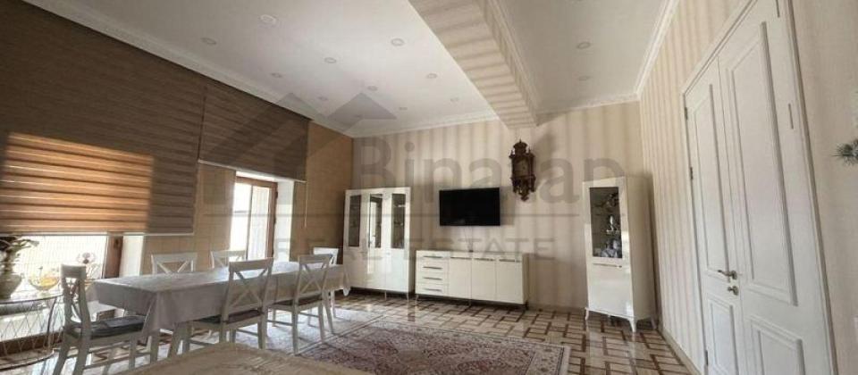 Satilir 4 otaqli menzil satilir/217 kv.m., Semed Vurgun kucesi, Qis parki ve 28 May m/s yaxindir