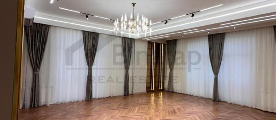 Satilir 4 otaqli menzil/195 kv.m., 28 May m/s yaninda yerlesir