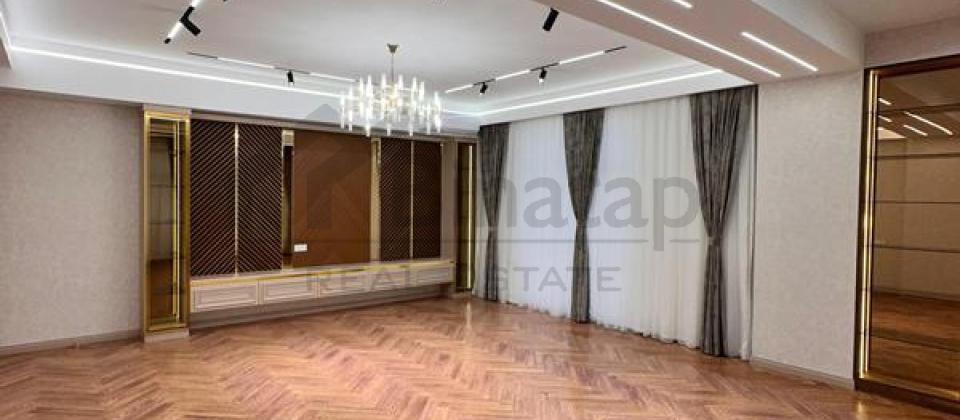 Satilir 4 otaqli menzil/195 kv.m., 28 May m/s yaninda yerlesir - 2