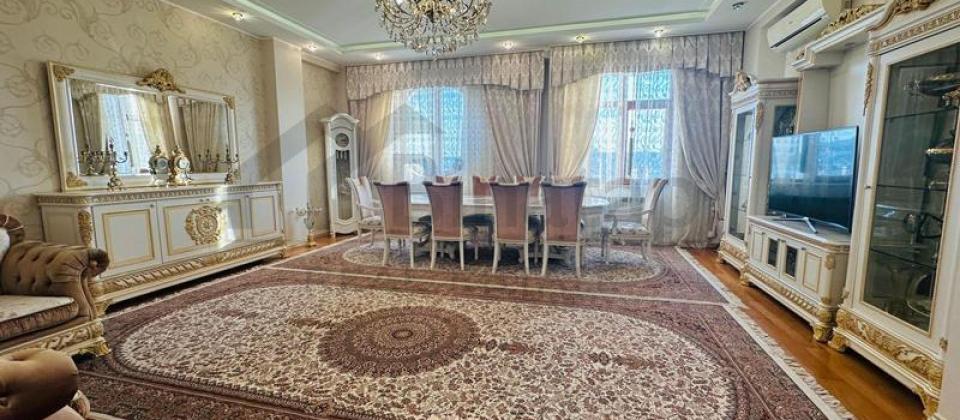 Satilir 6 otaqli menzil/233 kv.m., 28 Mall ve 28 May m/s yaninda yerlesir