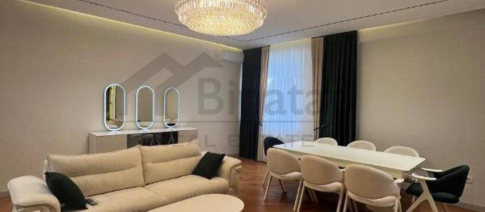 Satilir 4 otaqli menzil/145 kv.m., Yasil Ada usaq bagcasinin yani, 8 Noyabr m/s yaxindir