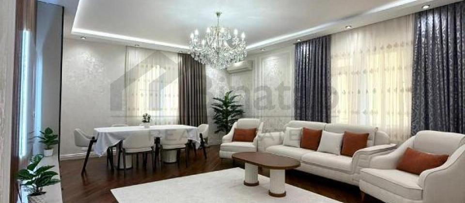 Satilir 4 otaqli menzil/183 kv.m., Elmler Akademiyasi ve BDU'nun yaninda yerlesir
