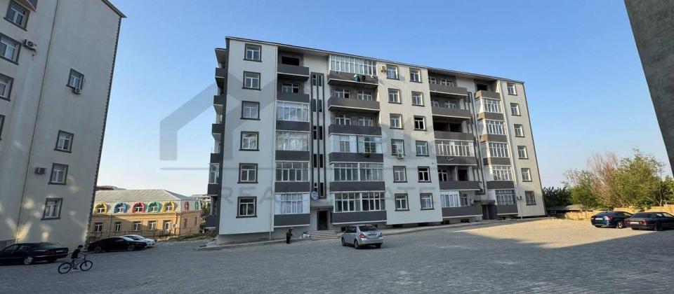 Qurtuluş 93 yaşayış kompleksində təmirsiz bina evi satılır.