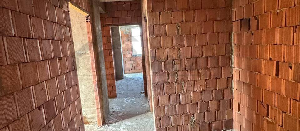 Qurtuluş 93 yaşayış kompleksində təmirsiz bina evi satılır. - 2