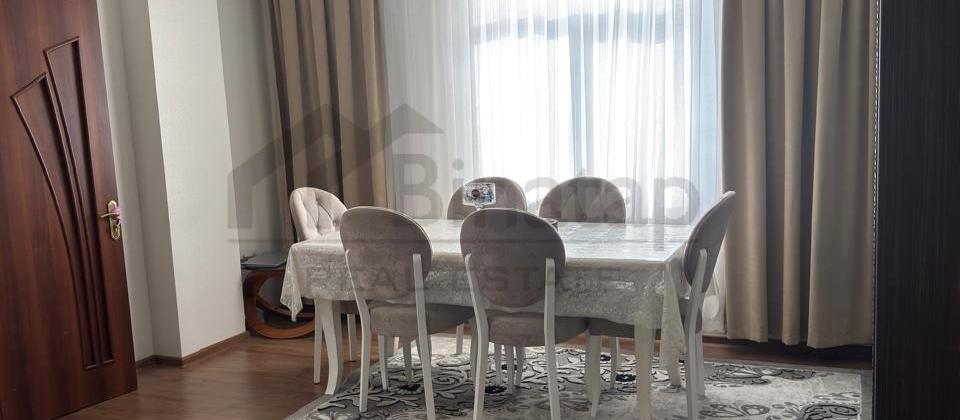 Qurtuluş 93 yaşayış kompleksində təmirli,kupçalı bina evi satılır.