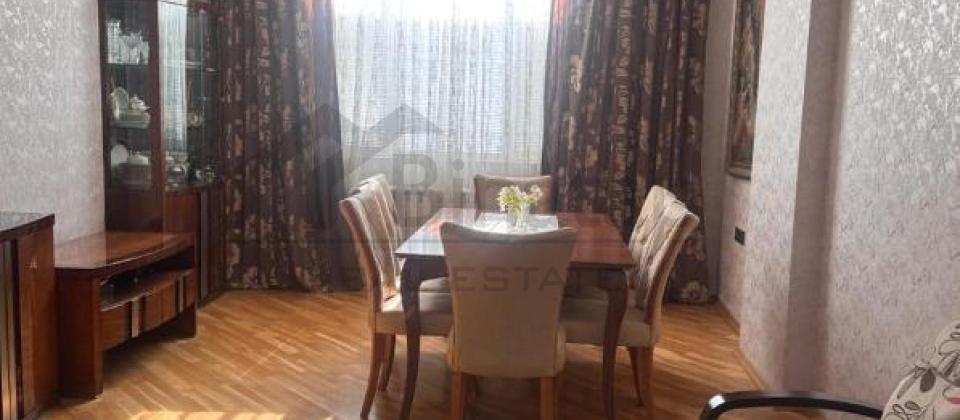 Satilir 3 otaqli menzil/135 kv.m., Musabeyov parkinin yani, Elmler Akademiyasi m/s yaxindir