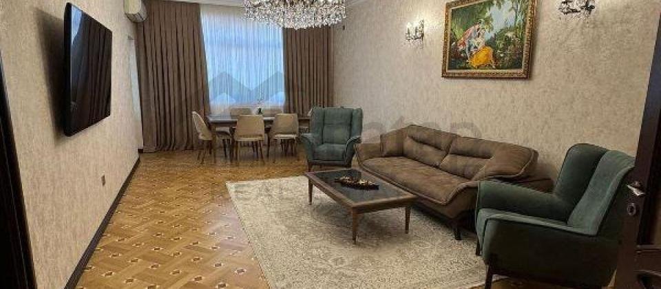 Satilir 4 otaqli menzil/165 kv.m., Nerimanov m/s 3-4 deqiqelik mesafededir