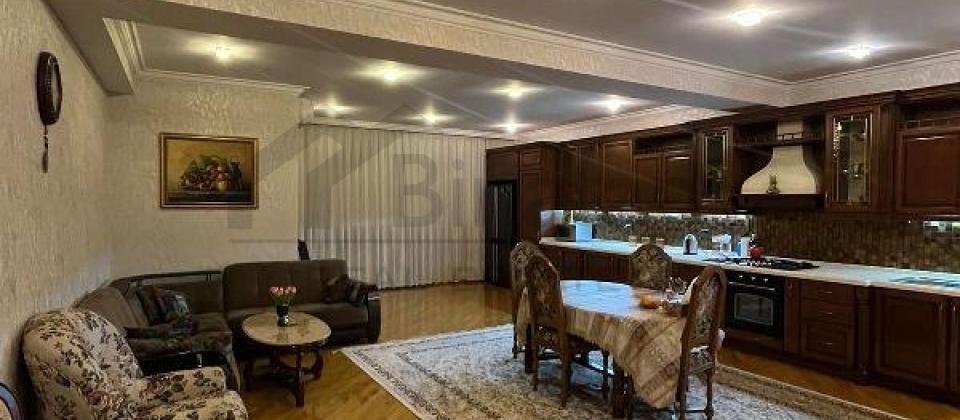 Satilir 5 otaqli menzil/215 kv.m., Semed Vurgun kucesi, Zabitler parkinin yaninda yerlesir