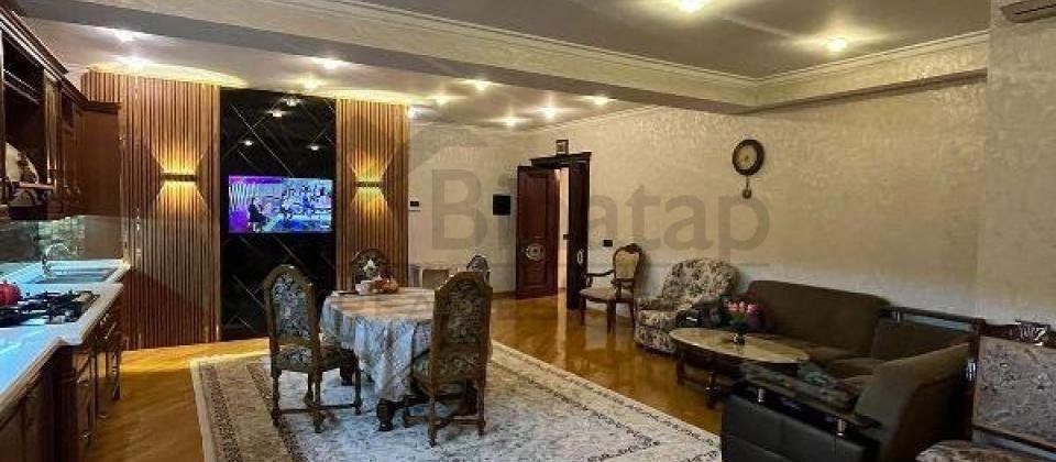 Satilir 5 otaqli menzil/215 kv.m., Semed Vurgun kucesi, Zabitler parkinin yaninda yerlesir - 2