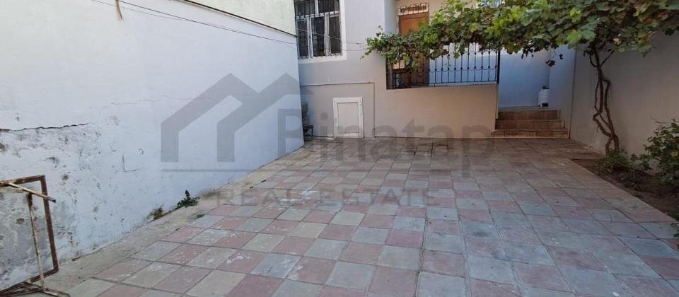 Xırdalanda  5  nomreli  məktebin  yaxinliqinda