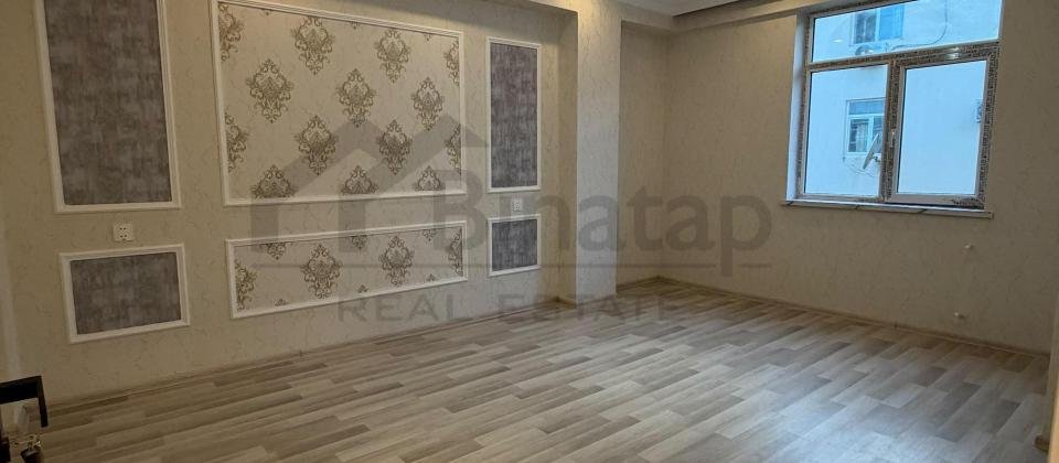 Qurtuluş 93 yaşayış kompleksində təmirli,kupçalı bina evi satılır.