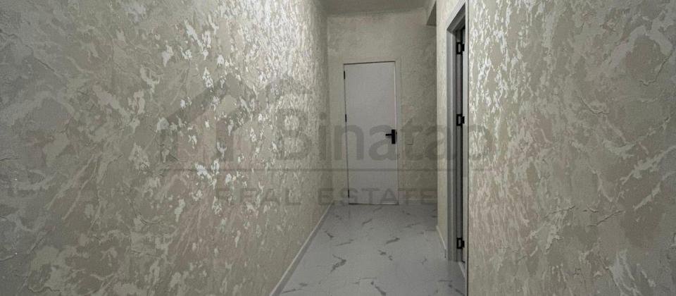 Qurtuluş 93 yaşayış kompleksində super  təmirli bina evi satılır.