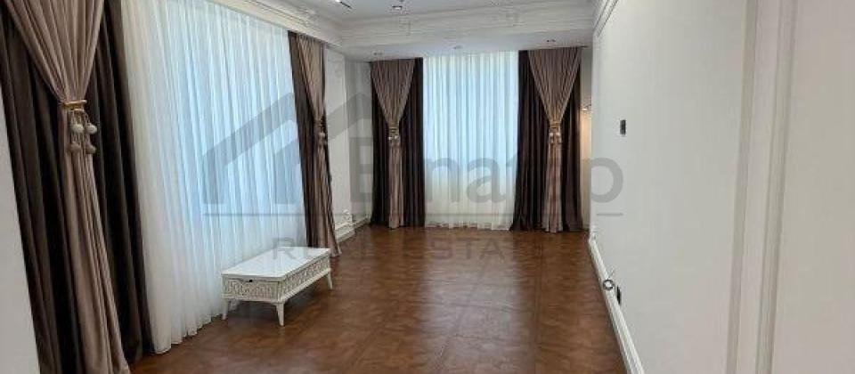 Satilir 3 otaqli menzil/100 kv.m., Serifzade kucesi, 20 Yanvar ve İnsaatcilar m/s yaxindir