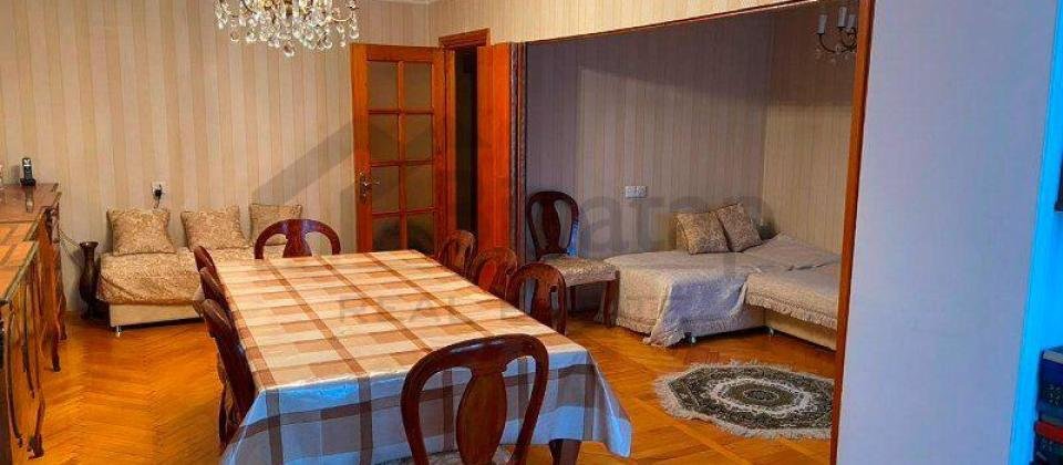 Satilir 3 otaqli menzil/60 kv.m., İnsaatcilar prospekti, Nizami m/s yaxindir