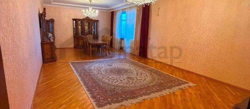 Satilir 3 otaqli menzil/176 kv.m., Huseyn Cavid parki ve Elmler Akademiyasi m/s yaxindir