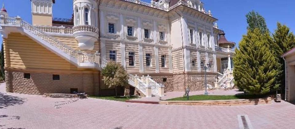 Satilir 10 otaqli villa/3000 kv.m., Tbilisi prospekti, Avropa otelin arxasinda yerlesir