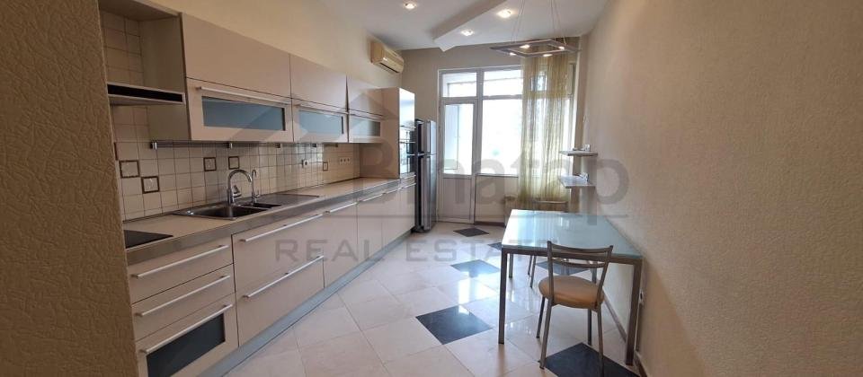 Kirayə verilir 4 otaqlı yeni tikili 200 m², 28 may m. - 3