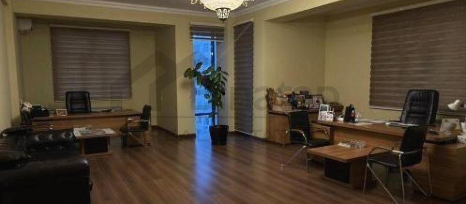 Satilir 4 otaqli menzil/198 kv.m., Resid Behbudov kucesi, Xarici Diller Universitetinin yani