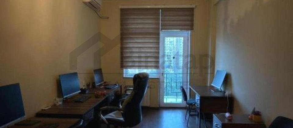 Satilir 4 otaqli menzil/198 kv.m., Resid Behbudov kucesi, Xarici Diller Universitetinin yani - 3