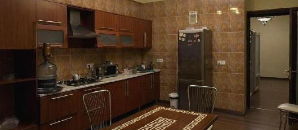 Satilir 4 otaqli menzil/198 kv.m., Resid Behbudov kucesi, Xarici Diller Universitetinin yani - 9