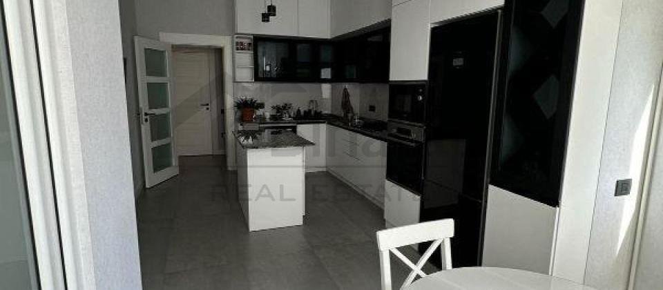 Satilir 3 otaqli menzil/135 kv.m., Yasil Ada usaq bagcasinin yani, 8 Noyabr m/s yaxindir - 9