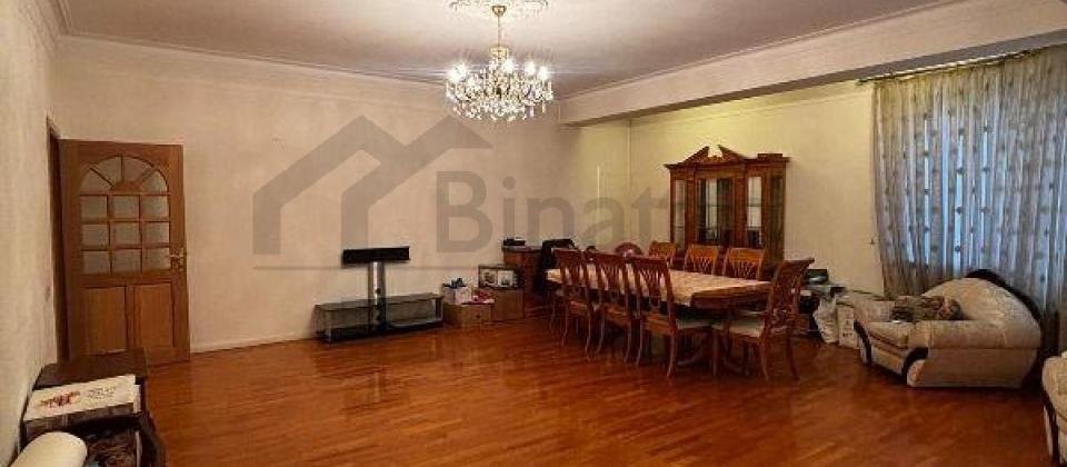 Satilir 4 otaqli menzil/170 kv.m., Diller Universiteti, Heyder Eliyev sarayi ve 28 May m/s yaxindir - 2