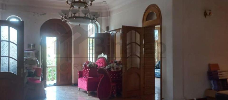 E.Elliyev kucesinde 3 mertebeli  villa obyekt fealiyyetine icareye verilir