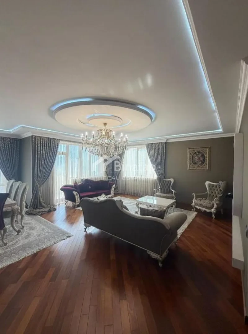 Satılır 3 otaqlı yeni tikili 168 m², 8 Noyabr m.