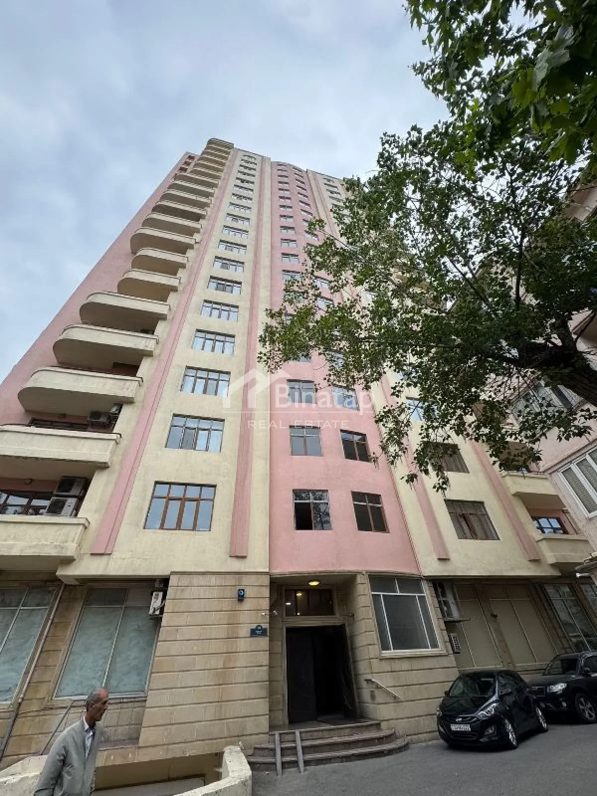 Satılır 4 otaqlı yeni tikili 230 m², 28 May m. — şəkil 1