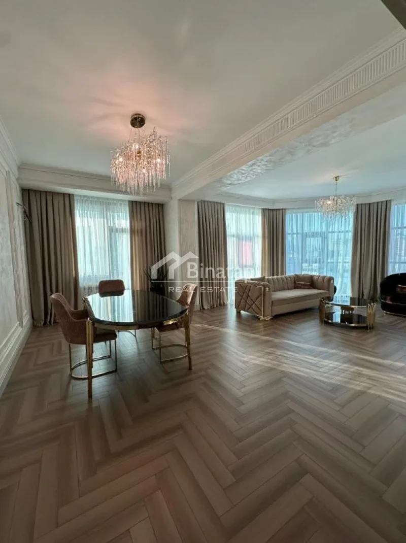 Satılır 3 otaqlı yeni tikili 137 m², 8 Noyabr m.
