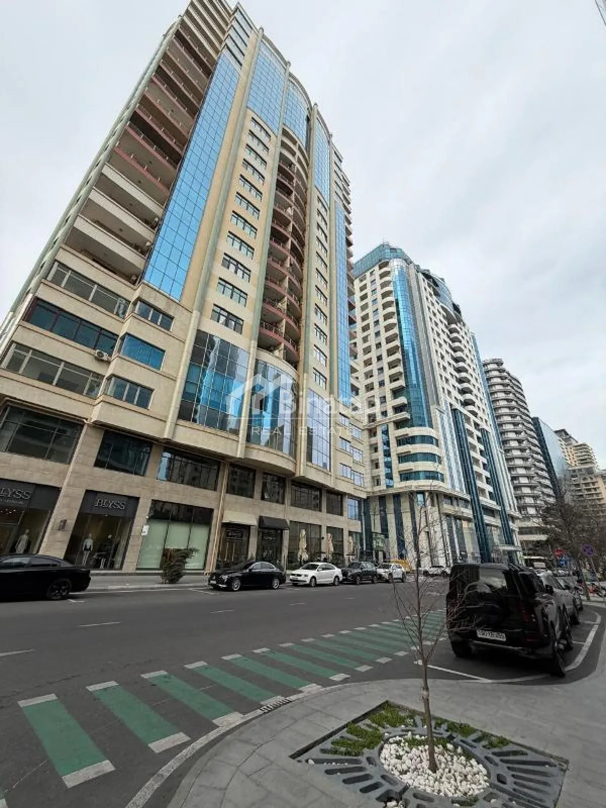 Satılır 4 otaqlı yeni tikili 240 m², 28 May m. — şəkil 1