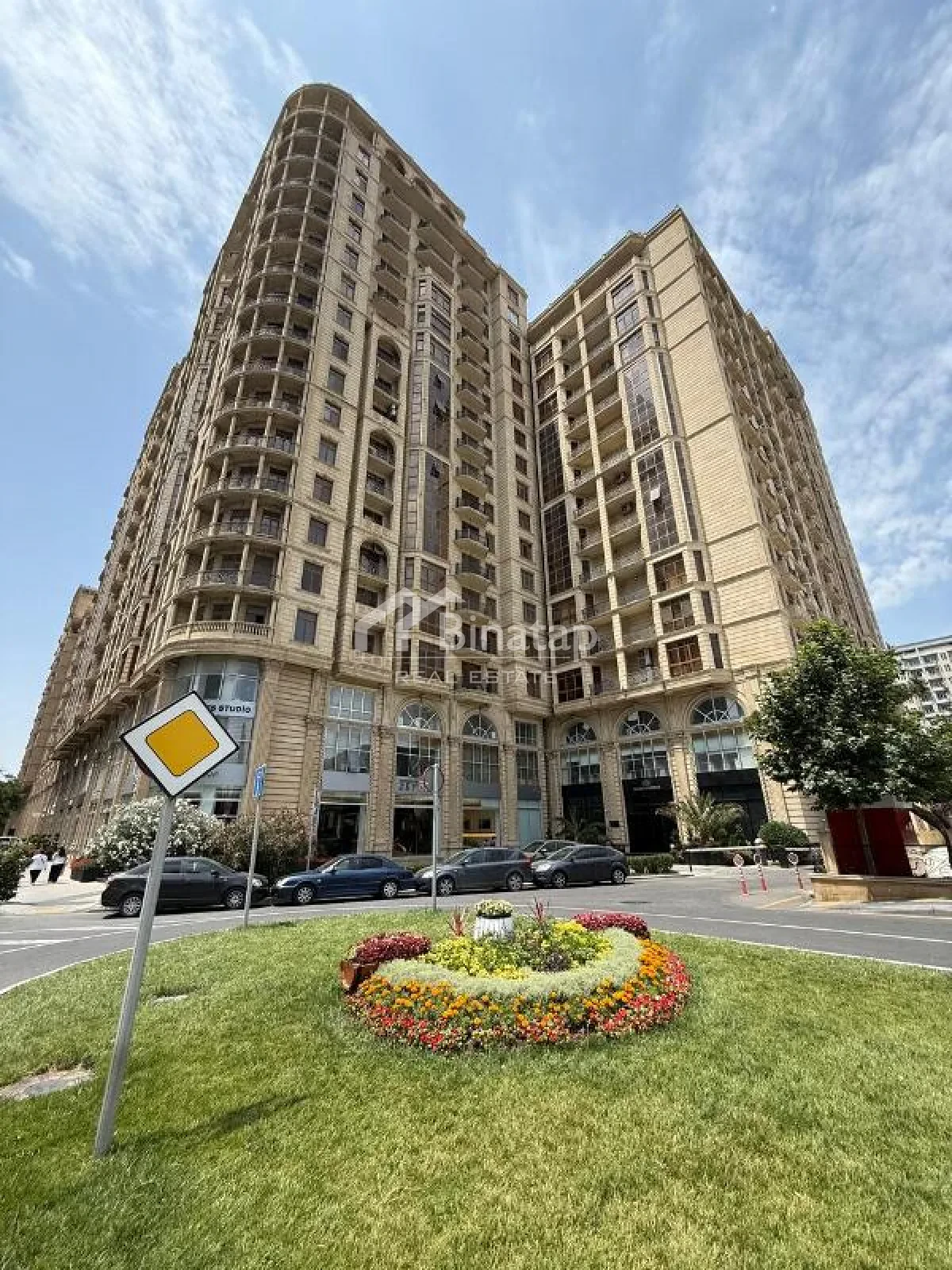 Satılır 4 otaqlı yeni tikili 210 m², 28 May m. — şəkil 1
