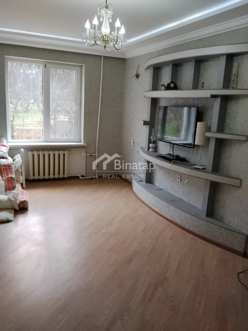 Satılır 4 otaqlı köhnə tikili 100 m², Xalqlar Dostluğu m.