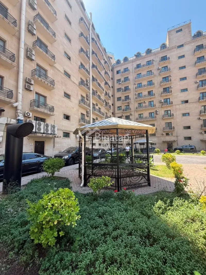 Satılır 4 otaqlı yeni tikili 270 m², 28 May m.