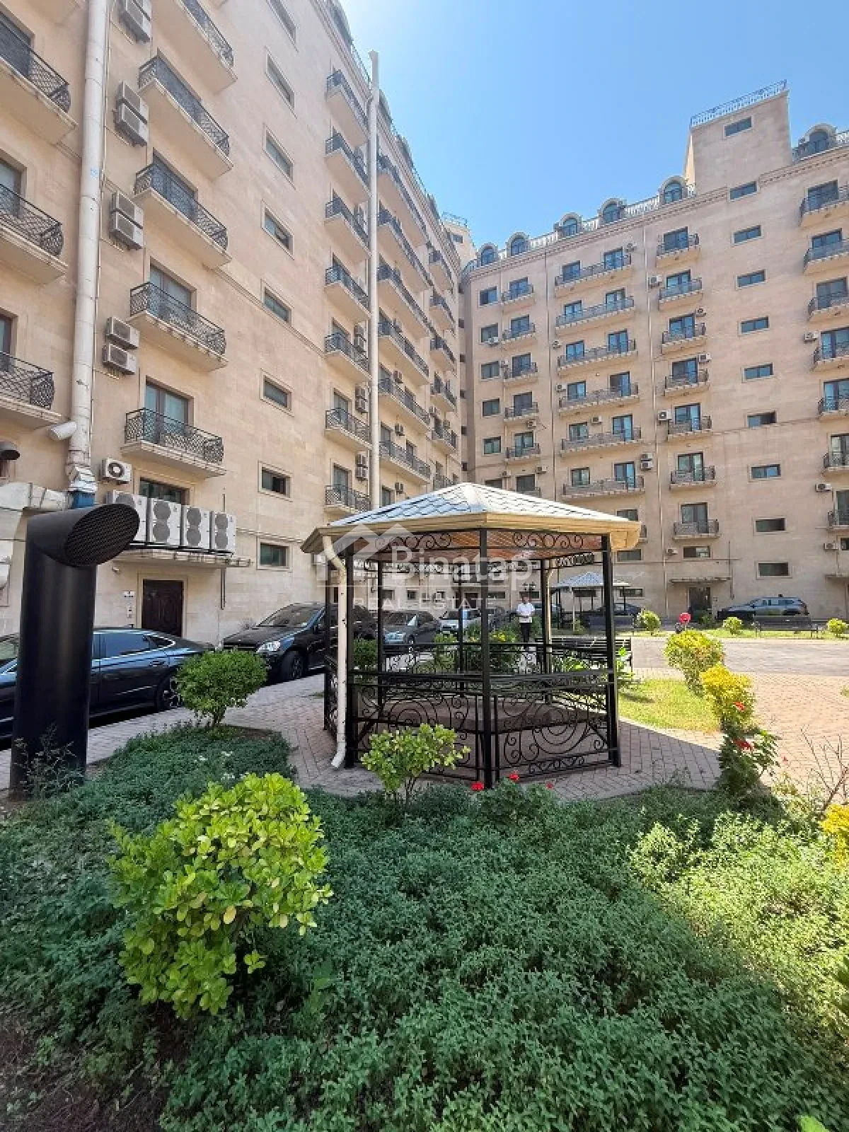 Satılır 4 otaqlı yeni tikili 270 m², 28 May m. — şəkil 1