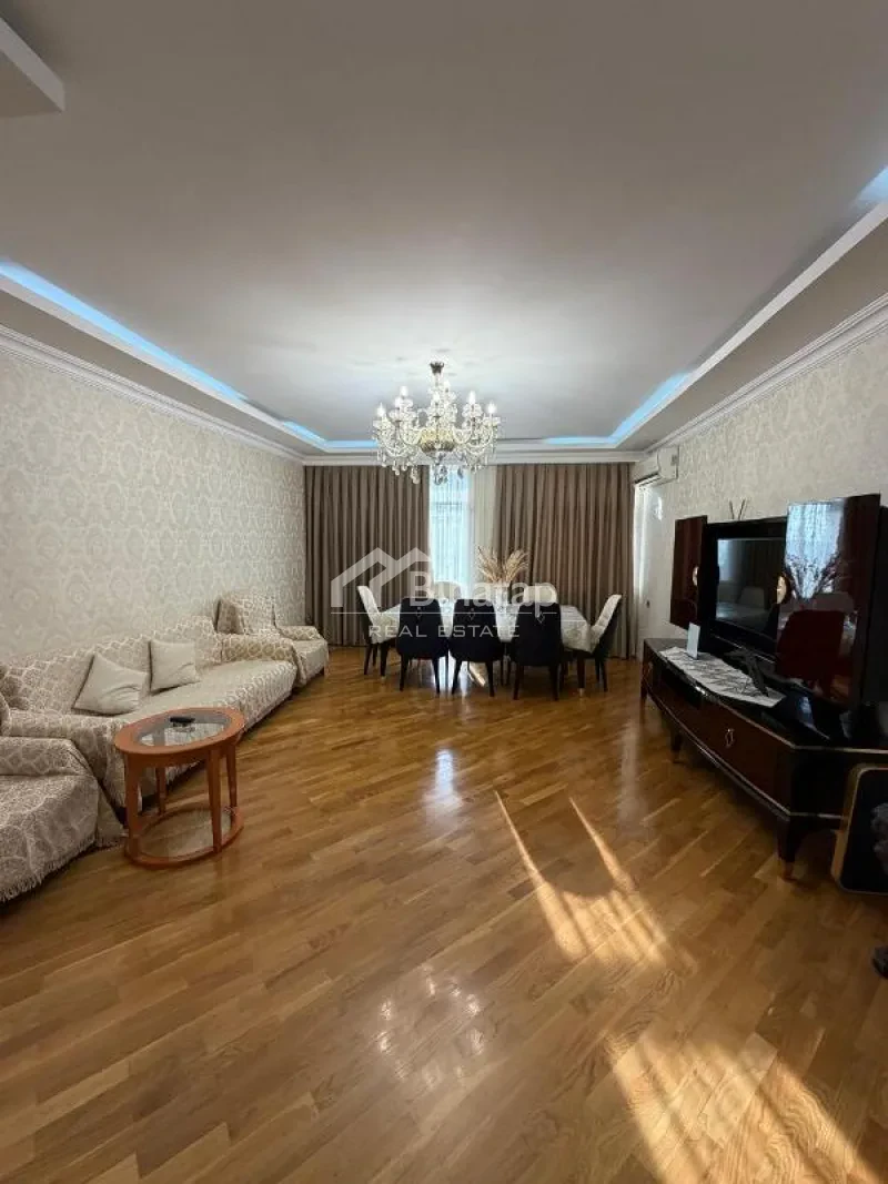 Satılır 3 otaqlı yeni tikili 135 m², 8 Noyabr m.