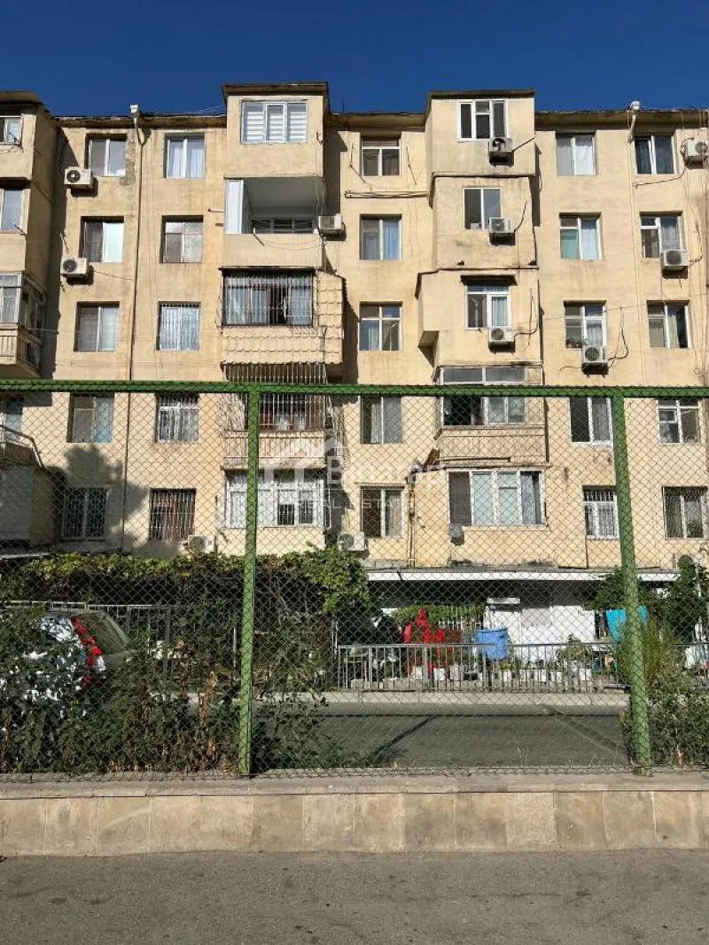 Satılır 2 otaqlı köhnə tikili 65 m², İnşaatçılar m.