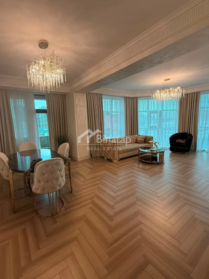 Satılır 3 otaqlı yeni tikili 137 m², 8 Noyabr m.